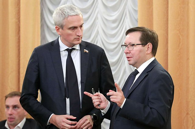 Заместитель Председателя Комитета по охране здоровья Евгений Нифантьев (слева)