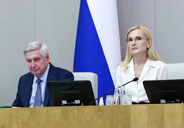 Первый заместитель Председателя Государственной Думы Иван Мельников и заместитель Председателя Государственной Думы Ирина Яровая