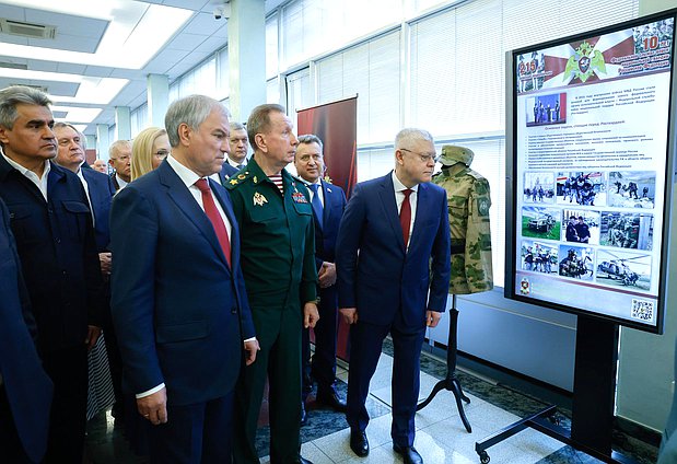 Руководитель фракции "Новые люди" Алексей Нечаев, Председатель Государственной Думы Вячеслав Володин, Директор Росгвардии Виктор Золотов и Председатель Комитета по безопасности и противодействию коррупции Василий Пискарев