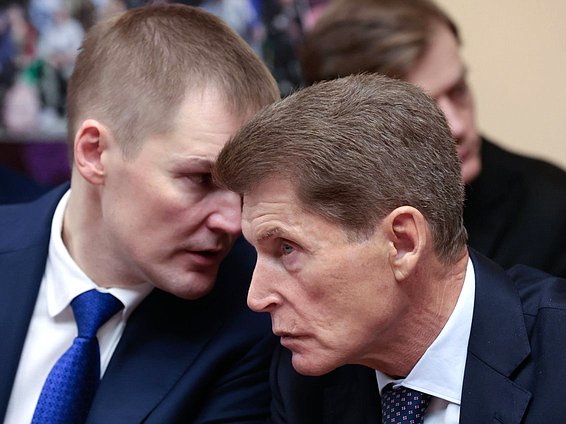 Заместитель руководителя Аппарата Правительства РФ Александр Грибов и кандидат на должность заместителя Председателя Правительства РФ – Полномочного представителя Президента РФ в ДВФО Олег Кожемяко