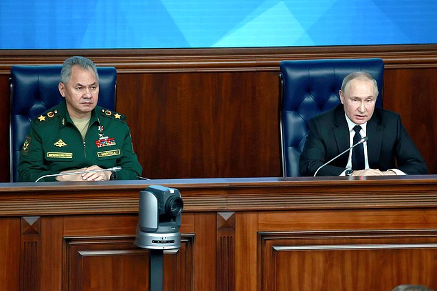 Президент РФ Владимир Путин и Министр обороны РФ Сергей Шойгу