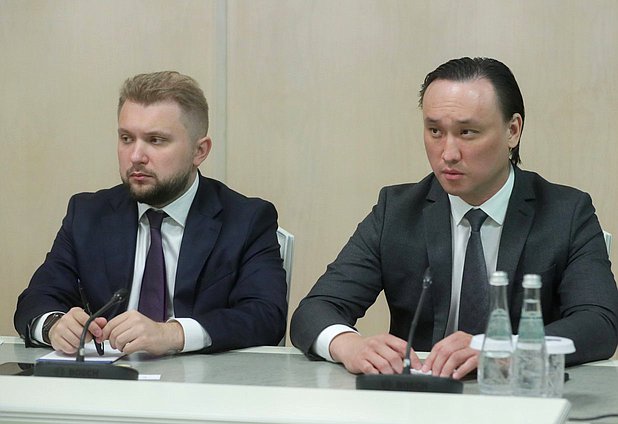 نائب رئيس مجلس الدوما بوريس تشيرنيشوف ورئيس لجنة السياحة وتطوير البنية التحتية السياحية سانجاجي تارباييف