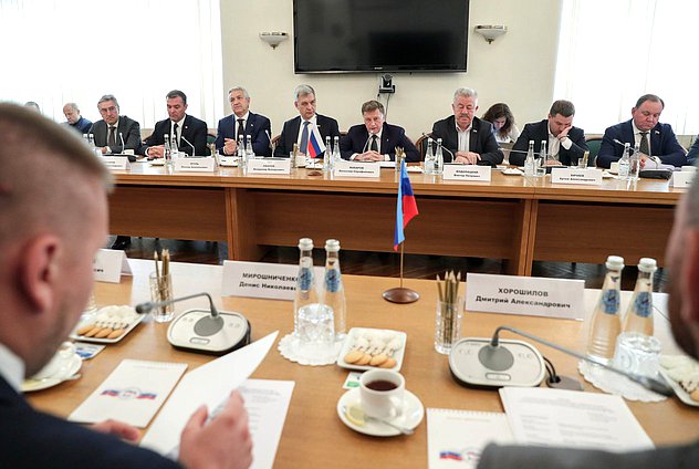 Встреча Председателя Народного Совета ЛНР Дениса Мирошниченко с членами фракций Государственной Думы