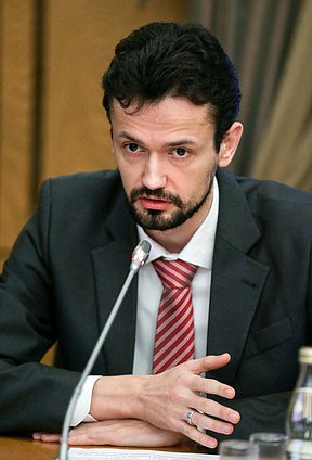 Заместитель директора Департамента энергосбережения и повышения энергетической эффективности Алексей Трибунский во время круглого стола.