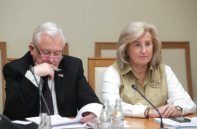 Заместитель Председателя Комитета по контролю Алла Полякова и член Комитета Леонид Ивлев