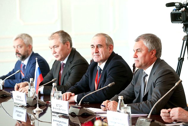 Member of the Committee on International Affairs Evgenii Primakov, Chairman of the Committee on Issues of the CIS and Contacts with Fellow Countrymen Leonid Kalashnikov, Deputy Chairman of the State Duma Sergei Neverov and Chairman of the State Duma Viacheslav Volodin