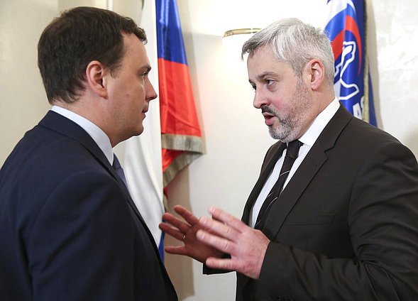 Заместитель Министра просвещения Российской Федерации Павел Зенькович (справа)