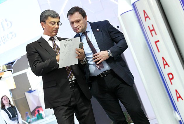Председатель Комитета по промышленности и торговле Владимир Гутенев и Председатель Комитета по строительству и ЖКХ Сергей Пахомов