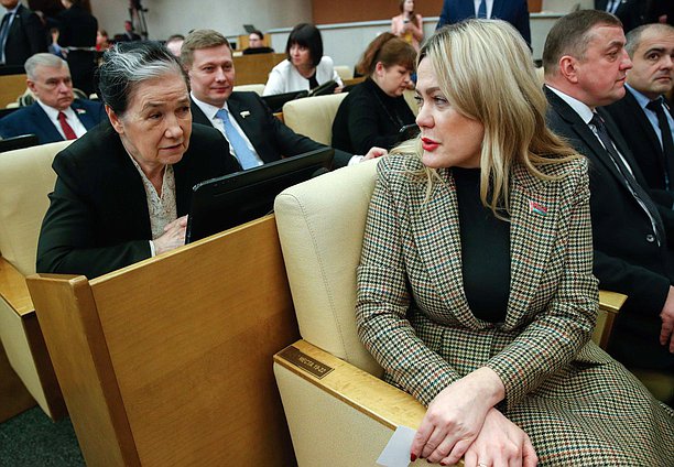 Председатель Комиссии по обеспечению жилищных прав граждан Галина Хованская (слева)
