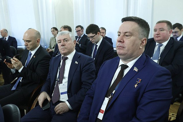 Председатель Комитета Народного Собрания Республики Дагестан по экономической политике, инвестициям и предпринимательству Сефер Алиев и Председатель Народного совета Донецкой Народной Республики Константин Кузьмин. Сессия "Пространственное развитие в контексте социально-экономических вызовов"