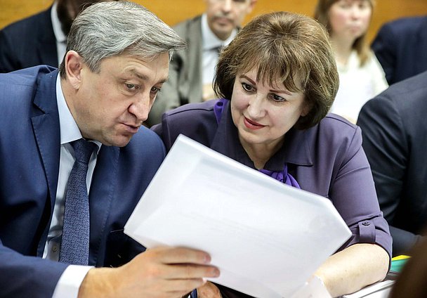 Члены Комитета по бюджету и налогам Александр Носов и Вера Ганзя
