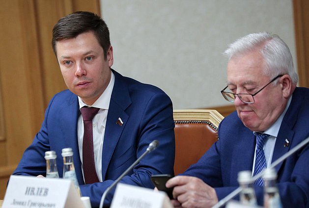 Члены Комитета по контролю Никита Румянцев и Леонид Ивлев