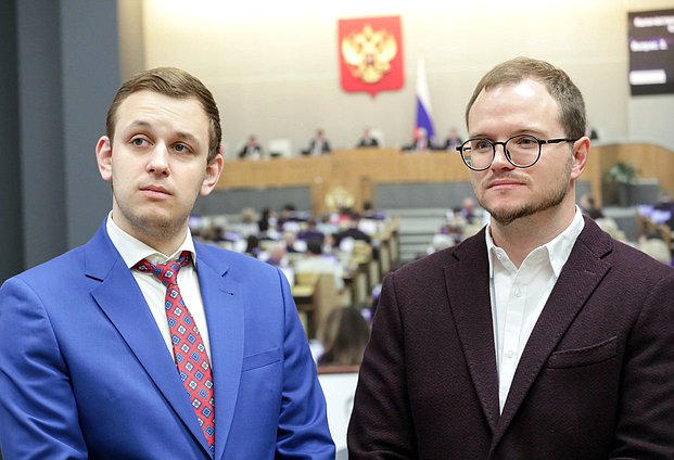 Член Комиссии по Регламенту и обеспечению деятельности Государственной Думы Василий Власов (слева)