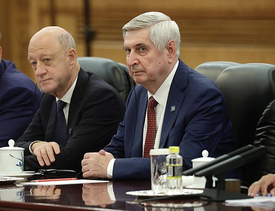 Заместитель Председателя Государственной Думы Александр Бабаков и Первый заместитель Председателя ГД Иван Мельников