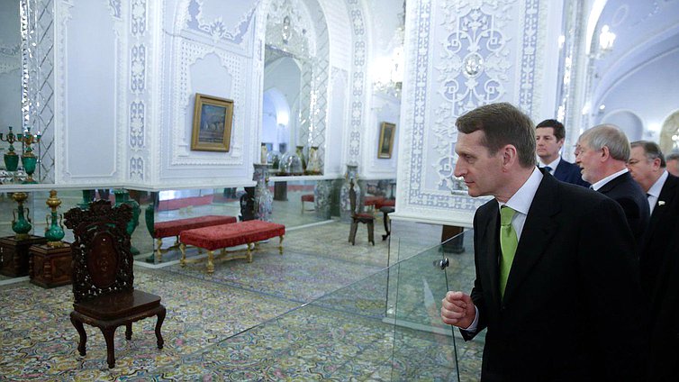 Второй день рабочего визита в Исламскую Республику Иран. Посещение российской делегацией дворцового комплекса Голестан, служившего резиденцией шахских правителей. В настоящее время это государственный музей.