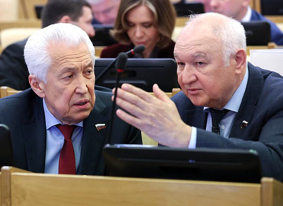 Руководитель фракции "Единая Россия" Владимир Васильев и Первый заместитель Председателя Комитета по делам национальностей Ильдар Гильмутдинов