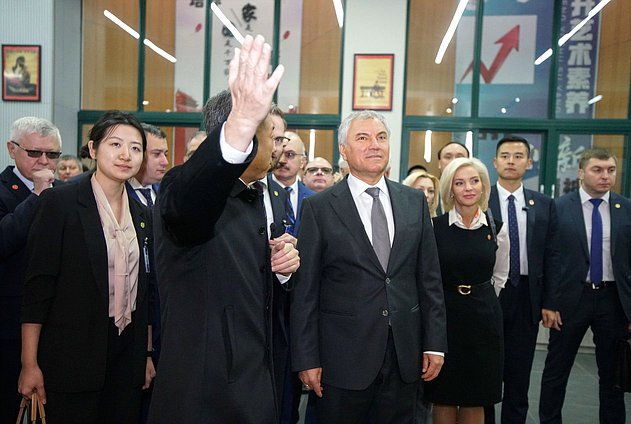 国家杜马主席维亚切斯拉夫·沃洛金对中华人民共和国进行正式访问。 第二天