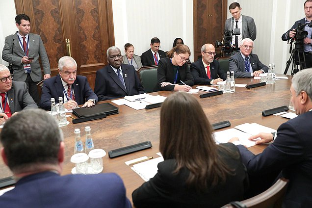 El Jefe de la Duma Estatal, Vyacheslav Volodin, y el Presidente de la Asamblea Nacional del Poder Popular y del Consejo de Estado de la República de Cuba, Esteban Lazo Hernández