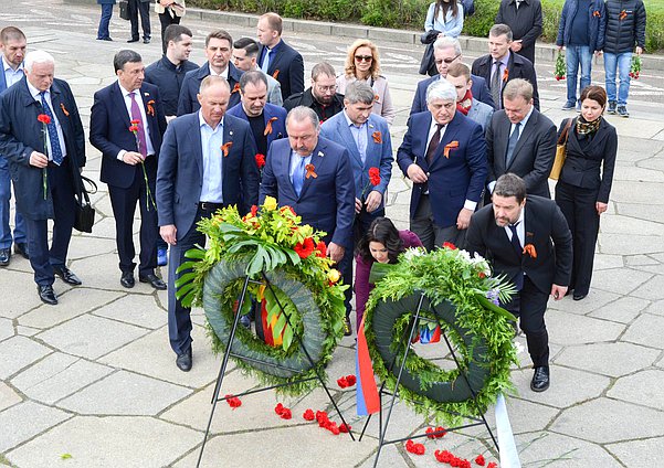 Delegation of the State Duma laid wreaths at the monument to the Soldier-Liberator in Treptower Park in Berlin