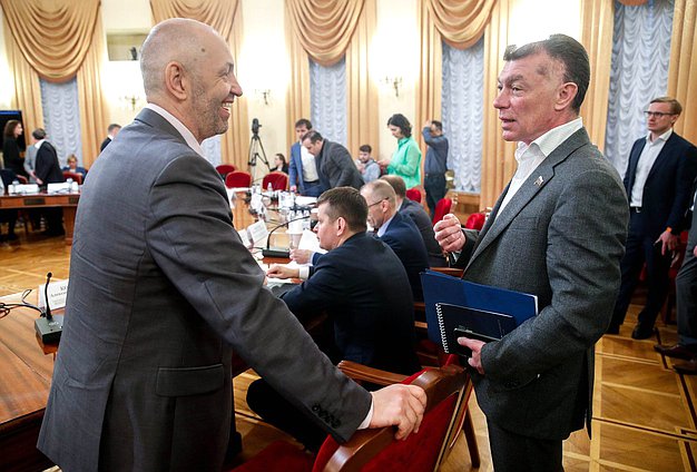Председатель Комитета по экономической политике Максим Топилин (справа)