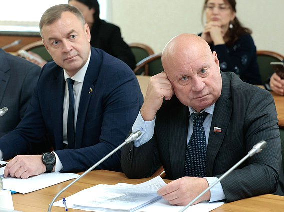 Члены Комитета по охране здоровья Дмитрий Назаров и Виталий Лихачев