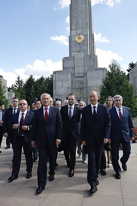 Председатель Государственной Думы Вячеслав Володин и депутаты ГД возложили цветы к Памятнику советским летчикам-освободителям в Чанчуне (КНР)