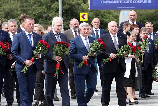 Церемония возложения венка к монументу Победы в Минске