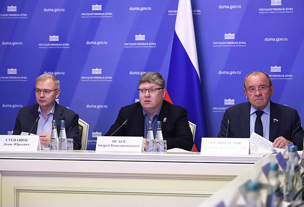 Заместитель начальника Управления Президента Российской Федерации по внутренней политике Денис Степанюк, Андрей Исаев и Виктор Селиверстов ("Единая Россия")