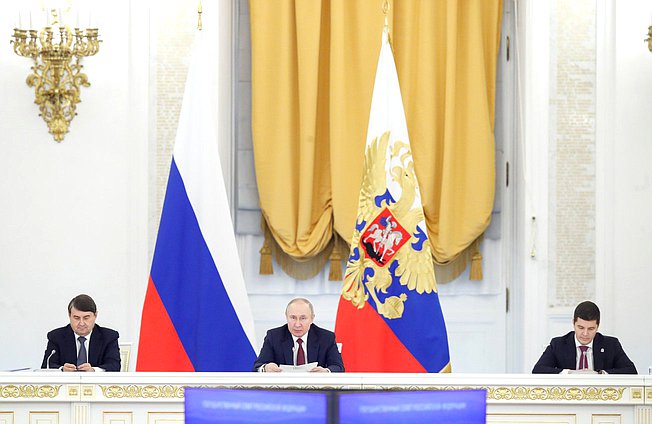 Президент РФ Владимир Путин (в центре)