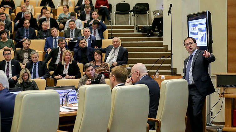 Министр культуры РФ Владимир Мединский во время парламентских слушаний.