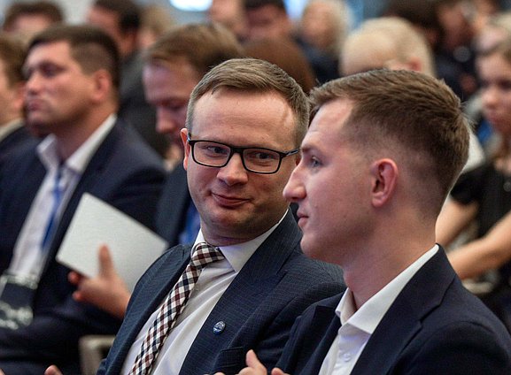 Заместитель Председателя Комитета по молодежной политике Владимир Исаков и Председатель Комитета Артем Метелев