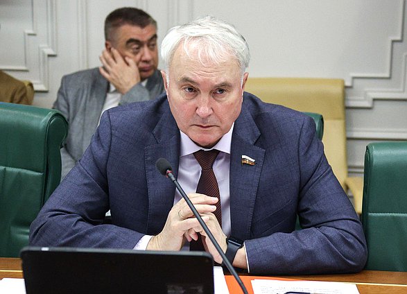 رئيس لجنة الدفاع أندريه كارتابولوف