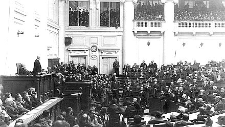 第四国家杜马议员团在塔夫利宫会议室。圣彼得堡中央国立电影、照片和声音文件档案馆