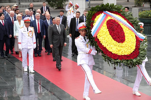 Chairman of the State Duma Vyacheslav Volodin took part in the wreath-laying ceremony at the Monument to Fallen Heroes in Hanoi