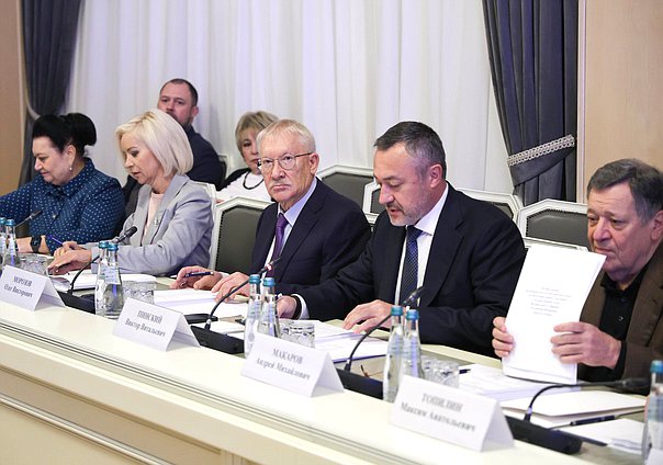 Руководитель временной депутатской рабочей группы по подготовке первого заседания Государственной Думы IX созыва Виктор Пинский и заместитель руководителя рабочей группы Олег Морозов