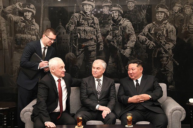 Министр обороны РФ Андрей Белоусов, Председатель Государственной Думы Вячеслав Володин и Председатель Государственных дел Корейской Народно-Демократической Республики Ким Чен Ын. Церемония открытия Мемориального комплекса и Музея боевых подвигов героев зарубежной военной операции