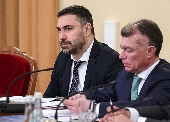 Председатель Комитета по охране здоровья Дмитрий Хубезов и Председатель Комитета по экономической политике Максим Топилин