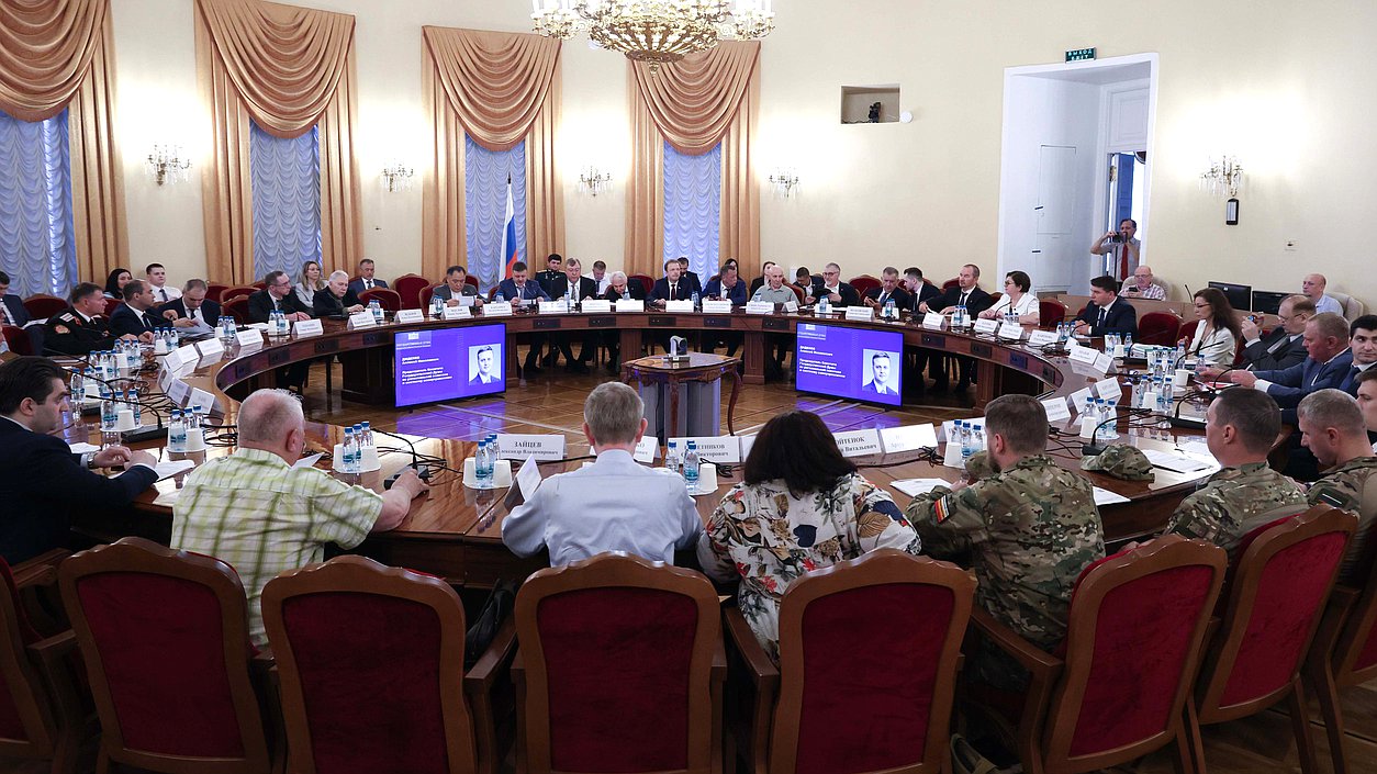 Круглый стол Комитета по региональной политике на тему: «Об участии граждан в охране общественного порядка на территориях проживания»