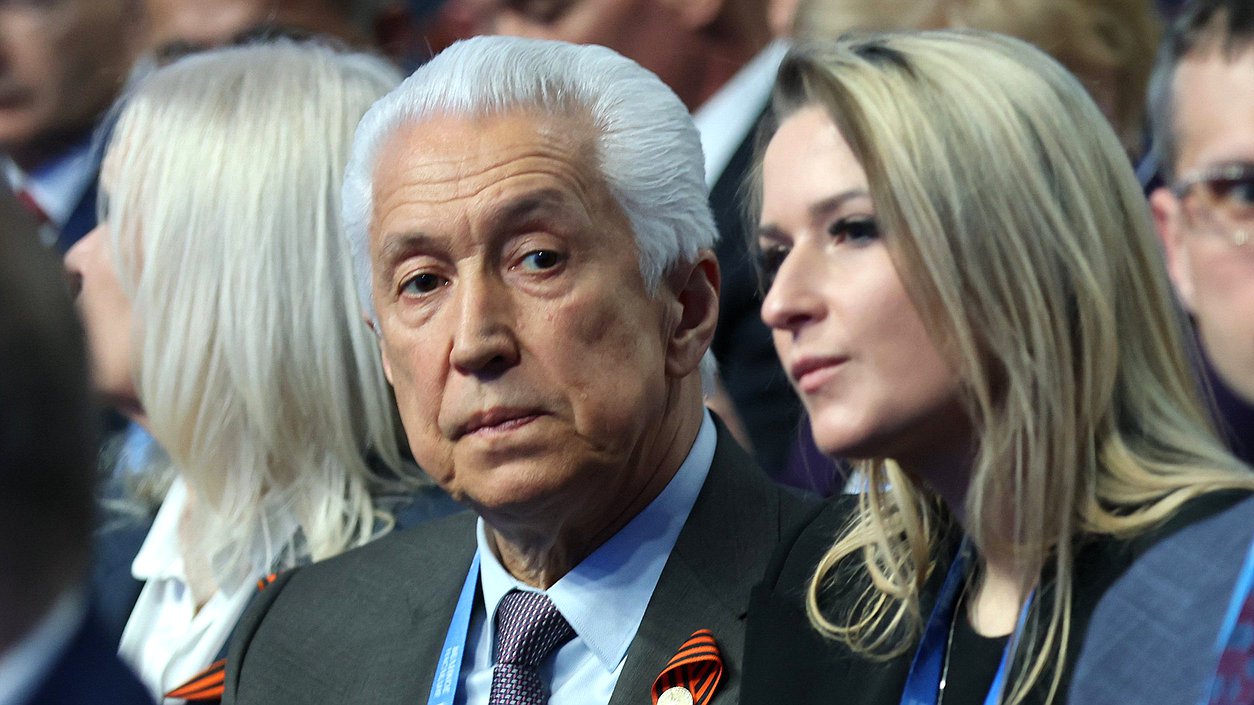 Пресс-подход руководителя фракции «Единая Россия» Владимира Васильева