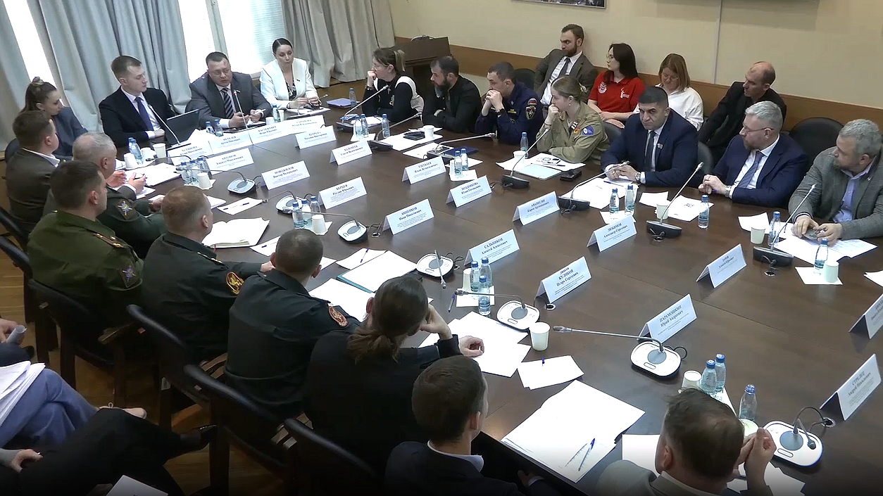 Круглый стол Комитета по молодежной политике на тему: "Механизмы поддержки волонтеров, помогающих на приграничных территориях"