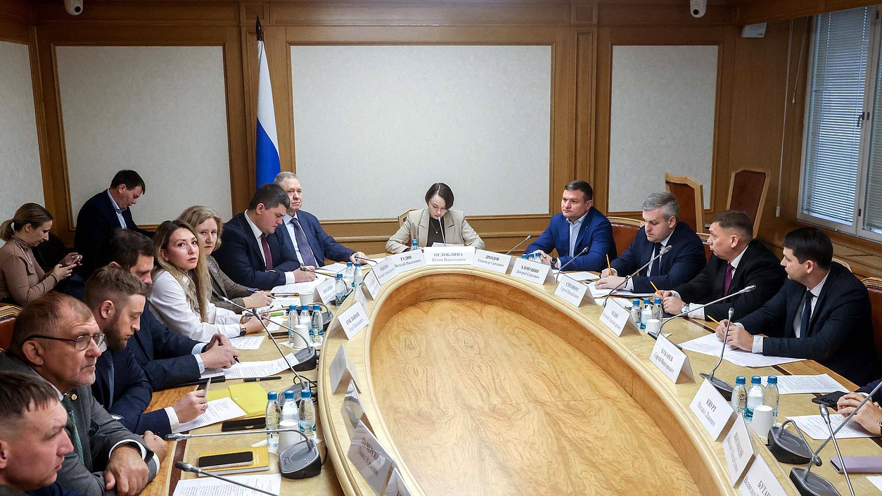 Круглый стол Комитета по аграрным вопросам на тему "Агродроны — в мирное небо: законодательные основы использования БПЛА в сельском хозяйстве"