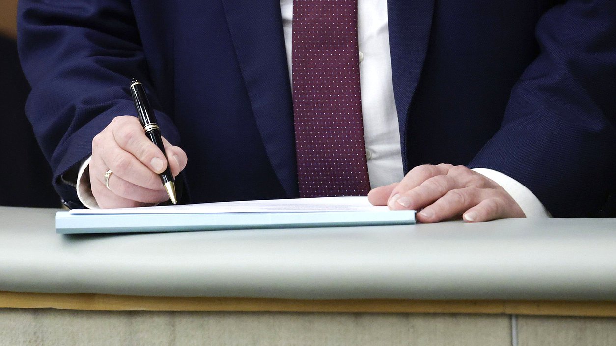 Круглый стол фракции КПРФ на тему "Перспектива законодательного регулирования проблемных вопросов миграции"