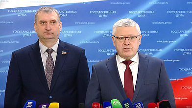 Пресс-подход Председателя Комитета по безопасности и противодействию коррупции Василия Пискарева и члена Комитета по энергетике Григория Шилкина