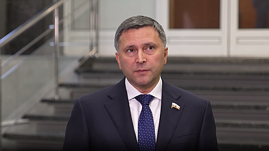 Пресс-подход Председателя Комитета по экологии, природным ресурсам и охране окружающей среды Дмитрия Кобылкина