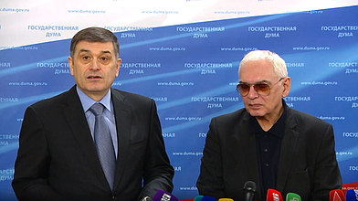 Пресс-подход заместителя руководителя фракции «Единая Россия» Адальби Шхагошева и Генерального директора киностудии «Мосфильм» Карена Шахназарова