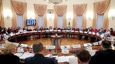 Круглый стол Комитета по вопросам семьи, женщин и детей на тему «Организация воспитательной и просветительской работы по защите и укреплению традиционных духовно-нравственных ценностей»