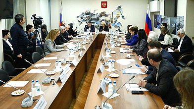 Круглый стол Комитета по защите семьи, вопросам отцовства, материнства и детства на тему "Защита позиций русского языка в странах постсоветского пространства"