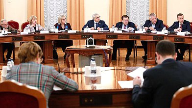 Заседание Комитета по охране здоровья по рассмотрению бюджетного пакета законопроектов с участием председателя ФОМС Ильи Баланина