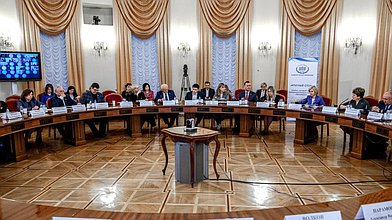 Круглый стол Комитета по просвещению на тему: «Учитель, который учит. Разбюрократизация системы образования»