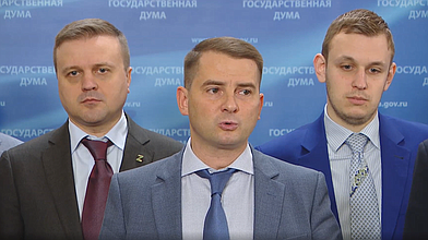 Пресс-подход представителей фракции ЛДПР перед пленарным заседанием